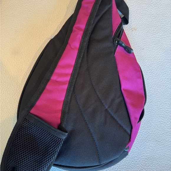 Roots Unisex Canvas Sling Bag one shoulder knapsack black berry - Picture 2 of 9